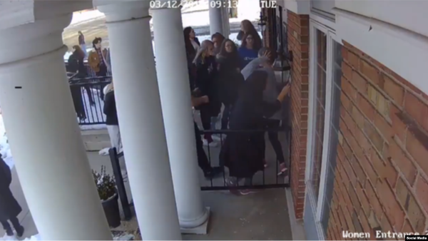  حادث إطلاق نار، بعد إقدام طالب على طعن أحد حراس المدرسة.