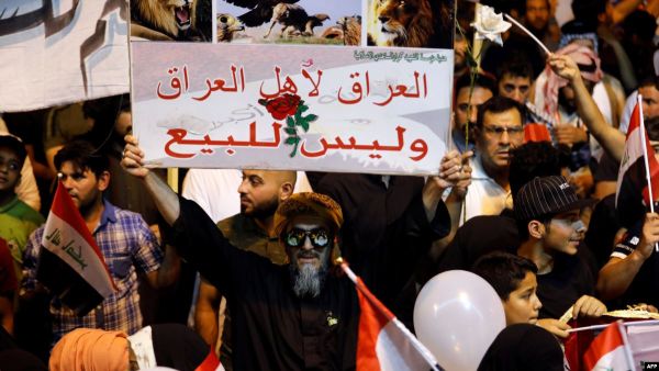 رفع المتظاهرون سقف مطالبهم، بعد أن كانت تقتصر على محاربة الفساد وتحسين الحالة المعيشية