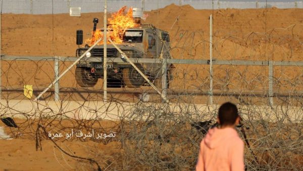 صورة للحظة اشتعال النيران في جيب يتبع للاحتلال بعد استهدافه بزجاجة حارقة "مولوتوف"