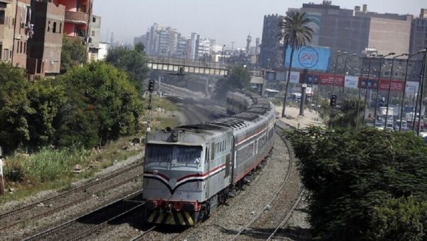 تبين أن السيارة حاولت عبور القضبان من الطريق الضيق الذي يقطعها
