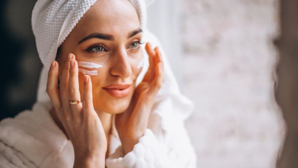 قبل تطبيق كريم الأساس، تأكدي من الحصول على بشرة نظيفة ناعمة وندية قبل تطبيق كريم الأساس، تأكدي من الحصول على بشرة نظيفة ناعمة وندية