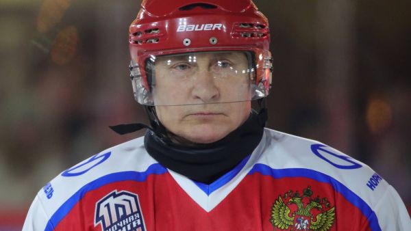 Russian President Vladimir Putin takes part in an exhibition match of the Night Hockey League on an ice rink at Red Square in Moscow on December 25, 2019. Mikhail KLIMENTYEV / SPUTNIK / AFP