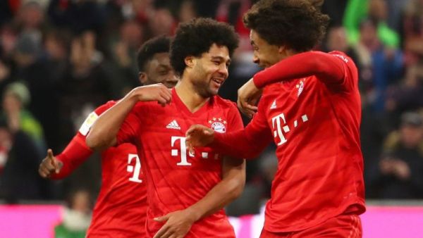 غنابري (وسط) بعد تسجيله الهدف الثاني