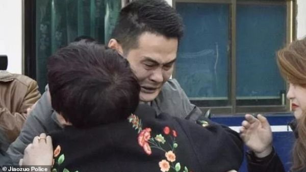 Li Jian and his mother both burst into tears when they meet each other for the first time. (Video Screenshot)