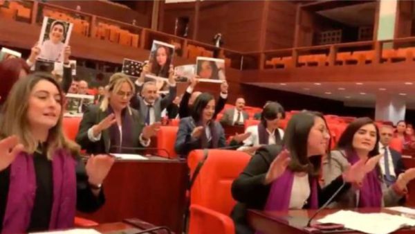 The opposition MPs addressed the protest towards the interior minister [Twitter]