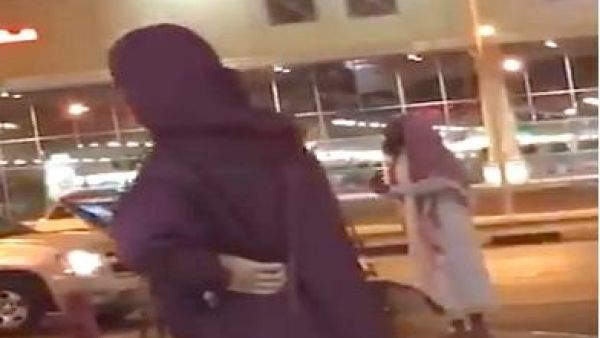 واعظ سعودي يصفع إمرأة 