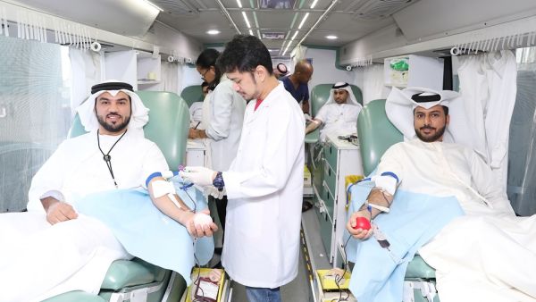 اتصالات تنظّم حملات تبرع بالدم في مختلف أرجاء الدولة