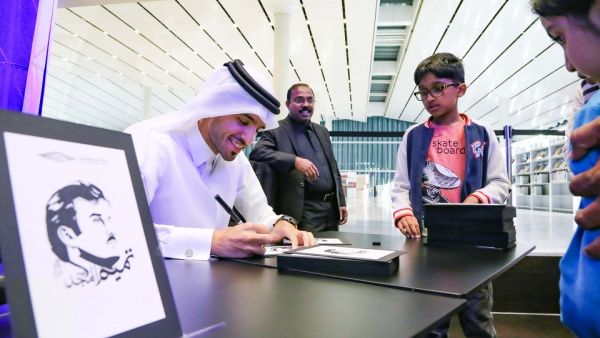 الفنان التشكيلي القطري أحمد المعاضيد يتواصل مع الجمهور في المكتبة الوطنية