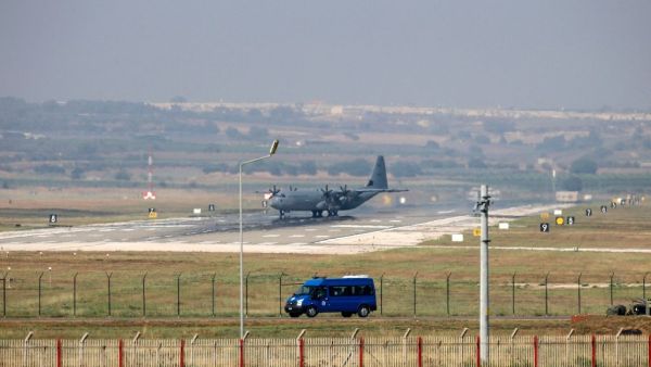 A military aircraft maneuvres on the runway at Incirlik Air Base, southeastern Turkey, on July 28, 2015. (AFP Photo/)