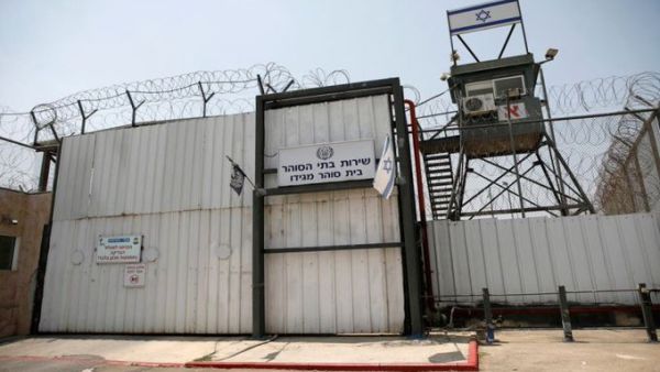 Palestinian prisoners to begin open hunger strike (Twitter)