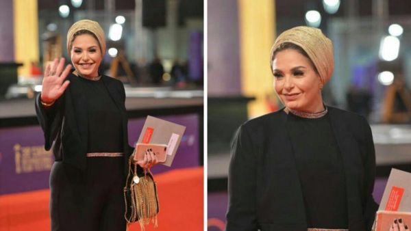 Sabrine wore a short skirt, blouse and blonde hair