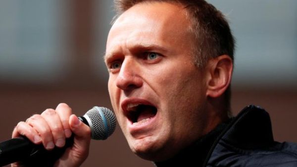 Russian authorities raid Kremlin critic Alexei Navalny (Twitter)