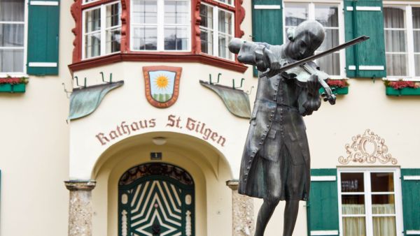 Statue of young Wolfgang Amadeus Mozart (Shutterstock)	