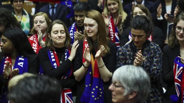زعيم حزب “بريكست” البريطاني الشعبوي، نيجل فاراج،  معربا عن السعادة إزاء خروج بلاده من الاتحاد