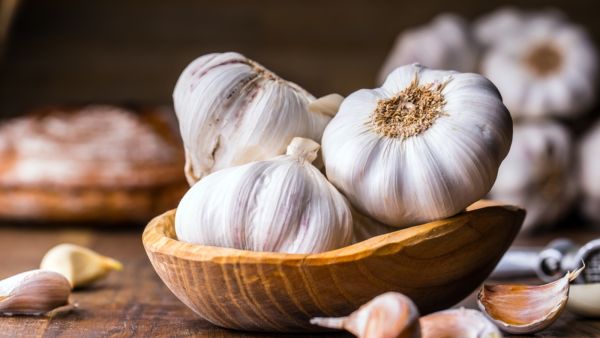 يساعد مركب السلفيدريل في الثوم على إزالة المواد السامة من الجسم