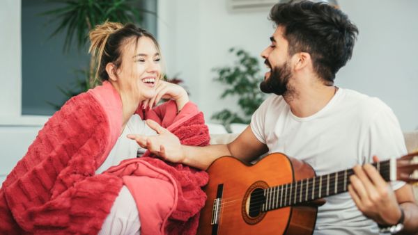 شغّلي شرائط الفيديو القديمة التي تحمل ذكريات جميلة مشتركة بينكما