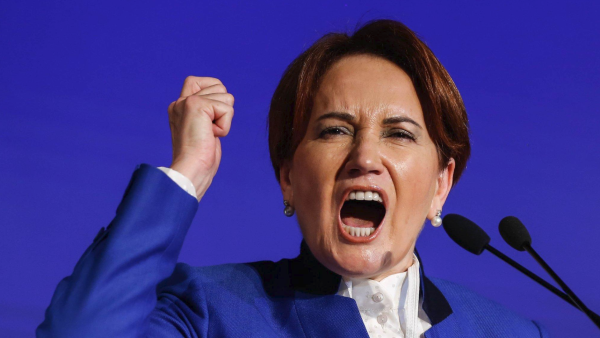 تعهدت الزعيمة المعارضة بأن يستمر حزبها في معارضة "تلك اللهجات التي لا حصر لها حيال السياسات الخارجية"