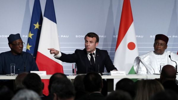French President Emmanuel Macron (C) flanked by Niger's President Mahamadou Issoufou (R) and Chad's President Idriss Deby (L) speaks during a press conference as part of the G5 Sahel summit on the situation in the Sahel region at the Chateau de Pau (Pau Castle) in Pau, on January 13, 2020. (AFP/ File Photo)