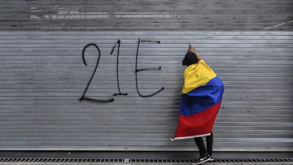 Colombians reactivated the protests against the government with marches and roadblocks in cities such as Bogota, where clashes occurred, where clashes broke out with at least four injured and several detainees. JOAQUIN SARMIENTO / AFP