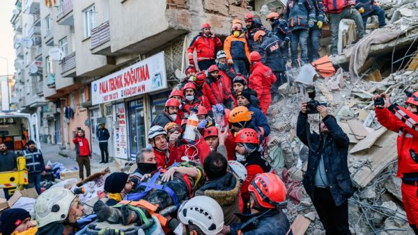Rescue workers evacuate an injured woman from the rubble of a building after an earthquake in Elazig, eastern Turkey, on January 25, 2020. (AFP/ File Photo)