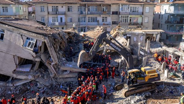 Rescue workers remove corpses from the rubble of a building after an earthquake in Elazig, eastern Turkey, on January 26, 2020.  (AFP/ File Photo)