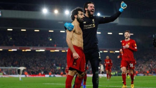 آليسون وصلاح يحتفلان بالهدف