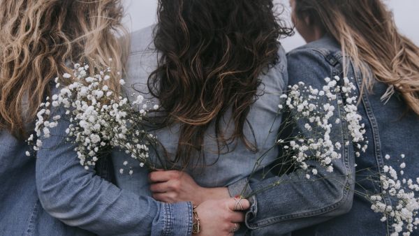 دراسة: دعم الصديقات يدفع المرأة الى النجاح والشفاء