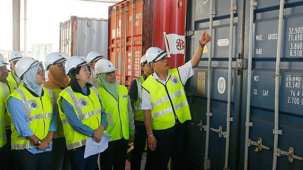 Malaysian environment minister Yeo Bee Yin (front, second from left) inspects a shipping crate containing plastic rubbish today(AFP/ File Photo)