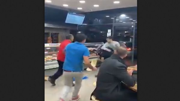 طوشة في مطعم