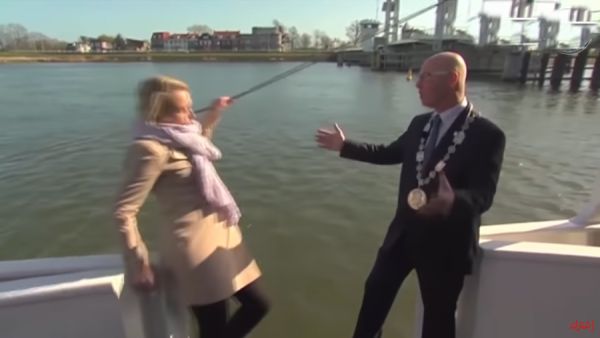 أمام الكاميرا