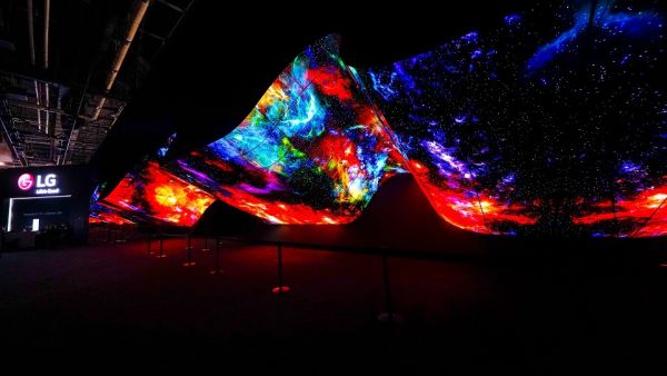 Awe Inspiring Installations Featured Flat, Curved and Rollable OLED Screens; Demonstration of LG’s Breakthrough Innovation, Display Technology Leadership