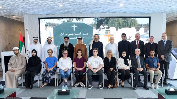 طلبة جامعة خليفة يُطورون أنظمة إلكترونية لعرض تفاصيل أكثر من 450 شخصية دينية مختلفة دُفنت في مقبرة غير المسلمين في أبوظبي