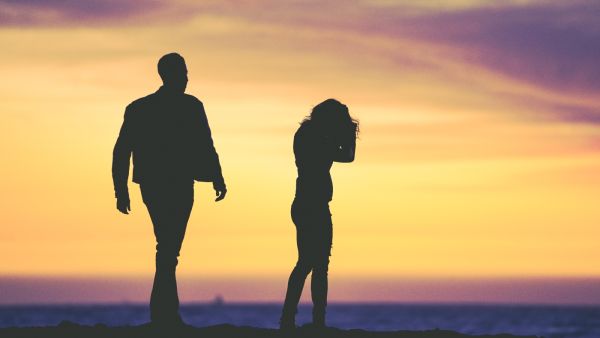 5 أبراج لا تتحمل ألم الانفصال بسهولة وتبحث عن الانتقام