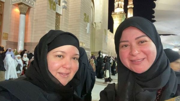 مي و سارة نور الشريف تؤديان مناسك العمرة