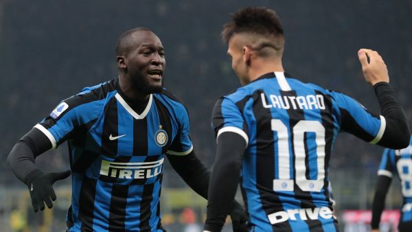 لاوتارو (يمين) يحتفل بهدفه مع روميلو لوكاكو