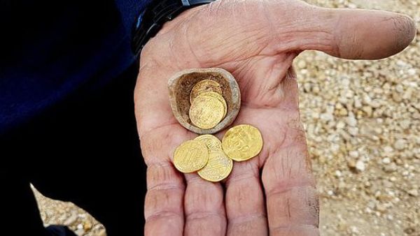 'Arabian Nights' gold coins (Twitter)