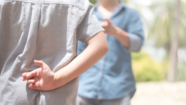  كوني قدوةً لطفلكِ بالصدق والصراحة وتجنّبي قدر الإمكان اللجوء إلى الأكذوبات البيضاء