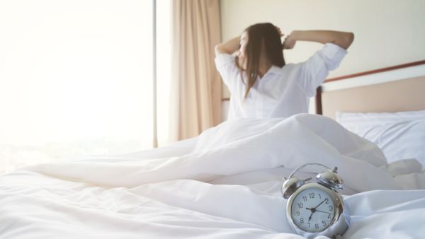الاستيقاظ المبكر للحاق بمواعيد العمل يستلزم نوماً في وقت مبكر