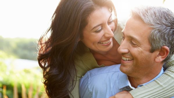 شخص مستهتر غير متحمل للمسؤولية يتعرض لأزمة مراهقة متأخرة تجعله يغير أسلوب حياته