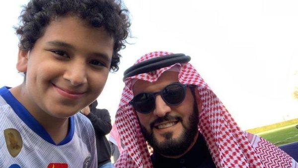 انتشرت صورة لرئيس نادي الهلال فهد بن نافل ومعه طفل