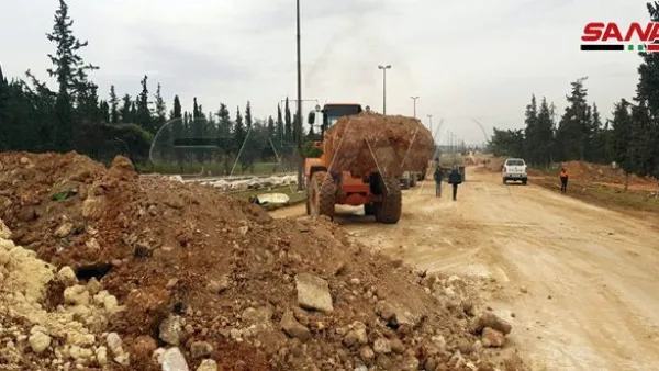 يشكل طريق حلب دمشق شريانا اقتصاديا حيويا يربط محافظة حلب بالمحافظات السورية 
