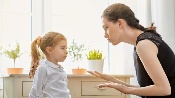 تذكّري أنكِ تمثلين دور القاضي مع طفلك