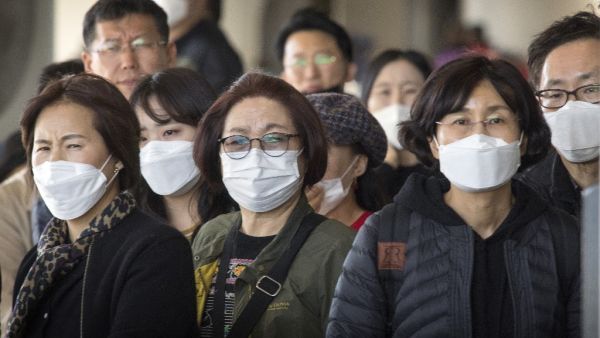 Passengers wear face masks to protect against the spread of the Coronavirus as they arrive on a flight from Asia at Los Angeles International Airport, California, on January 29, 2020. A new virus that has killed more than one hundred people, infected thousands and has already reached the US could mutate and spread, China warned, as authorities urged people to steer clear of Wuhan, the city at the heart of the outbreak.  Mark RALSTON / AFP