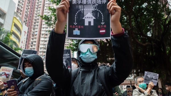 A virus similar to the SARS pathogen has killed more than 300 people in China and spread around the world since emerging in a market in the central Chinese city of Wuhan. Philip FONG / AFP