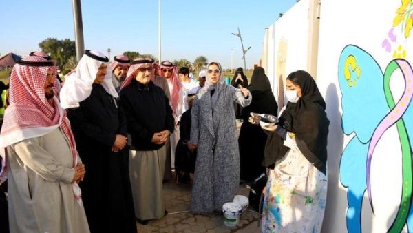 The Eastern Province Municipality, in partnership with the Saudi Cancer Society, launched an awareness mural to support cancer patients on Saturday at Alkhobar waterfront. (AN photo)