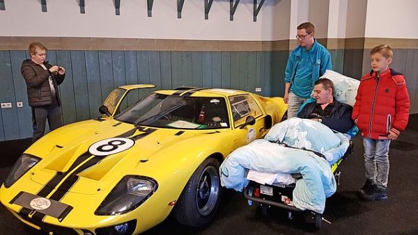 The Stichting Ambulance Wens took this man to see classic cars at a show in Rosmalen. (Stichting Ambulance Wens)