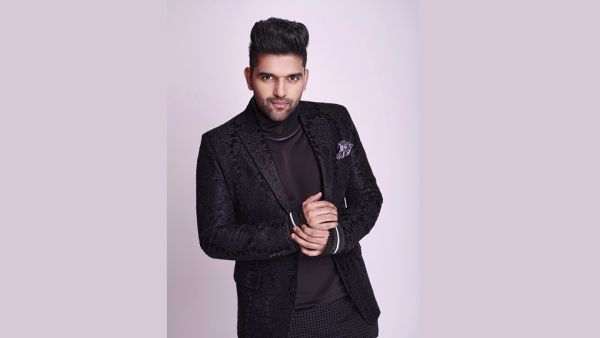 أمسية موسيقية تنبض بالألوان يحييها النجم جورو رانداوا على المسرح الرئيسي في القرية العالمية