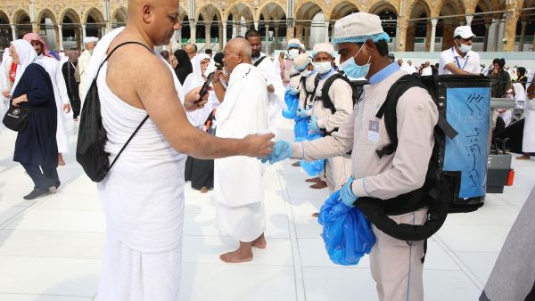 رفع 13500 سجادة يومياً من الأماكن المخصصة للصلاة، وغسل الأماكن وتعقيمها