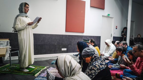 Liberal Islam or Western Influence? Female Imam Leads Prayer in Paris' First Mixed Mosque