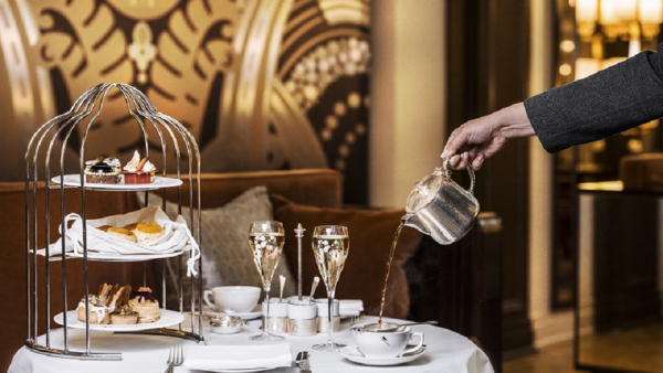 سينتقل الضيوف عبر هذه التجربة إلى العصر القديم بينما تقدّم لهم على وقع موسيقى عازف القيثارة المخبوزات والمقبلات المالحة بأسلوب مستوحى من العشرينيات مع لمسة عصرية. شيراتون غراند لندن بارك لين يحتفي بحقبة العشرينيات مع تجربة شاي ما بعد الظهيرة